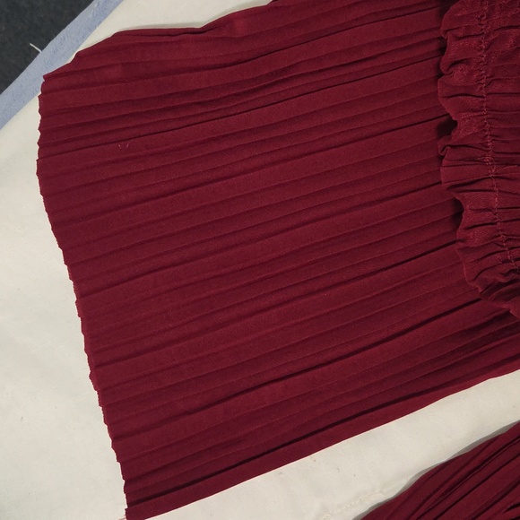 Nwot Elegant Burgundy Pleated Pants - Picture 3 of 3